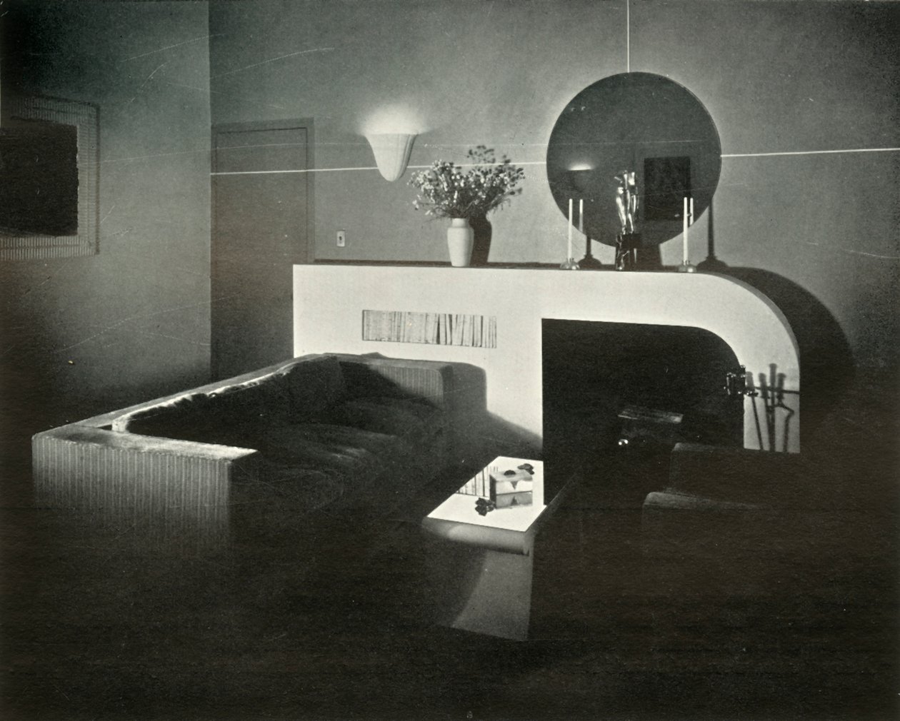 Raymond Loewy takvåning i New York, designad av honom själv - Fireplace, 1937. av Unbekannt