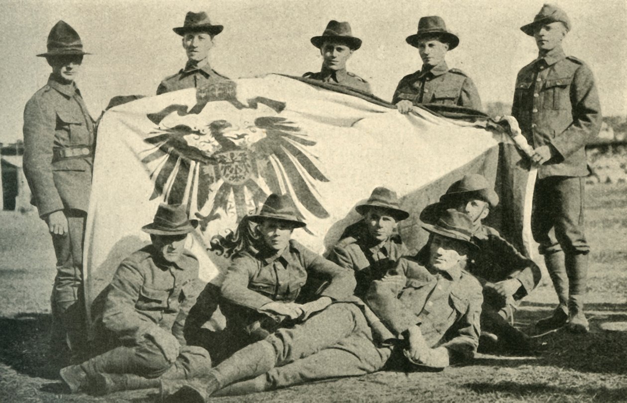 Nya Zeelands soldater med tillfångatagen tysk flagga, första världskriget, 1914, c1920. av Unbekannt