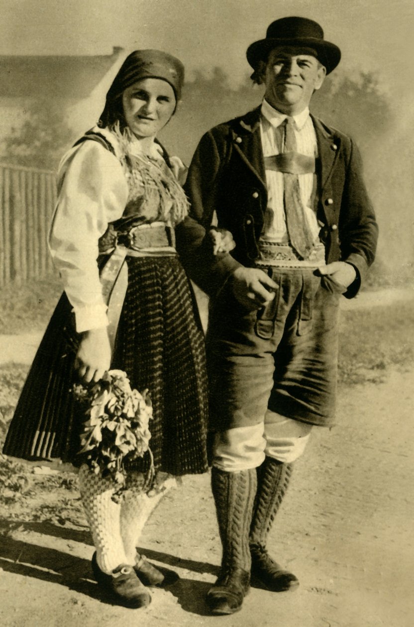 Nygifta i traditionell dräkt, Kärnten, Österrike, c1935. av Unbekannt