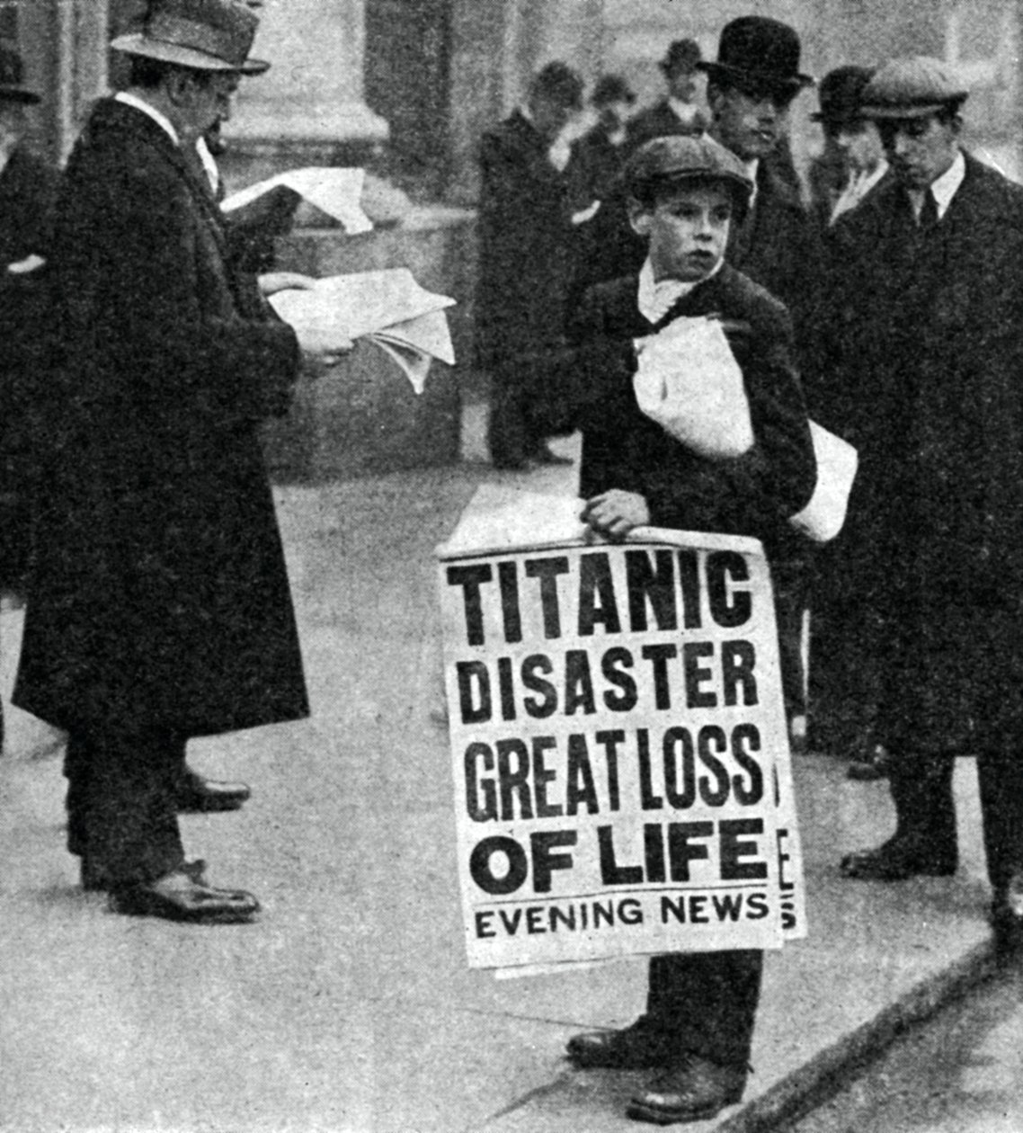 Tidningspojke med nyheter om Titanic-katastrofen, 14 april 1912 av Unbekannt