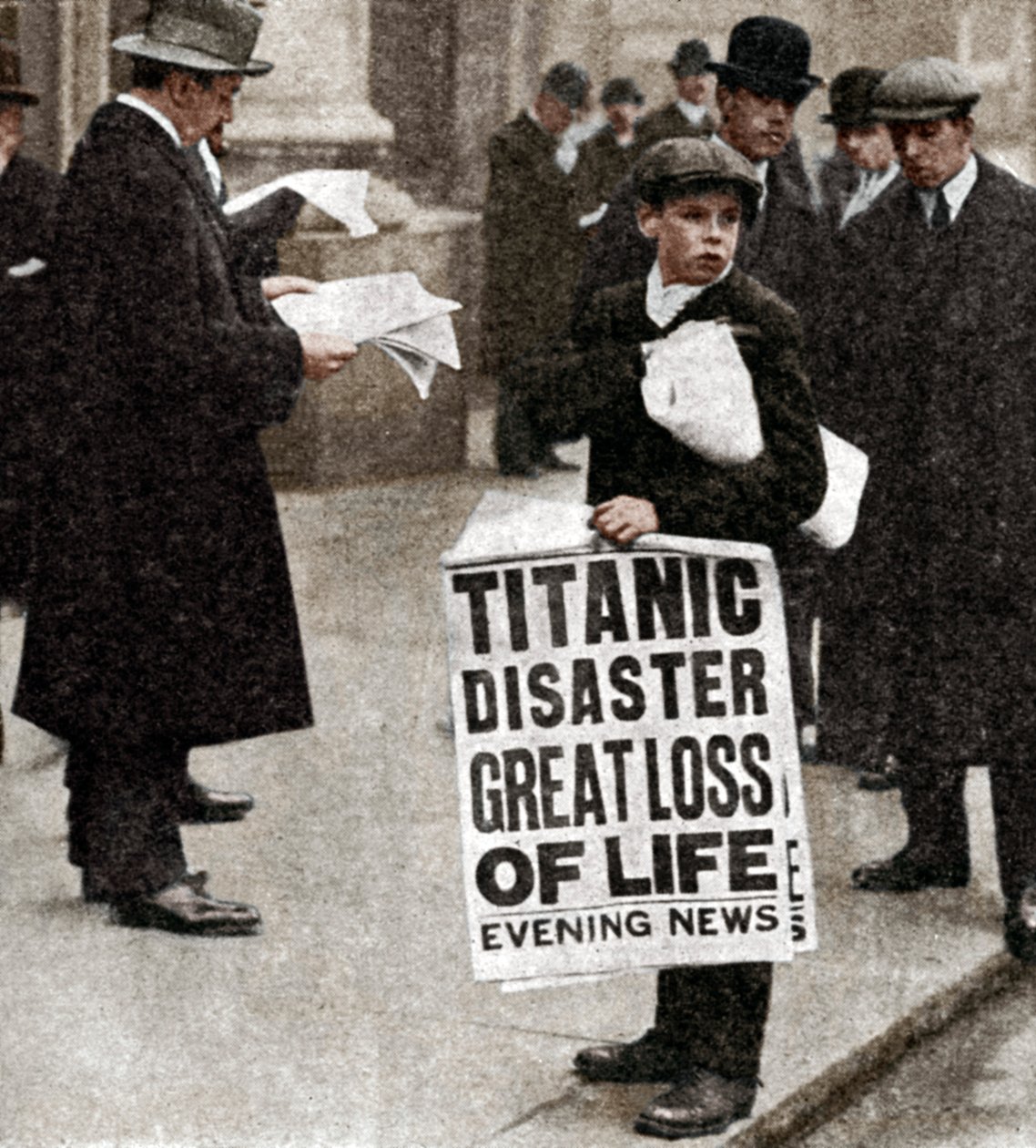 Tidningspojke med nyheter om Titanic-katastrofen, 14 april 1912 av Unbekannt