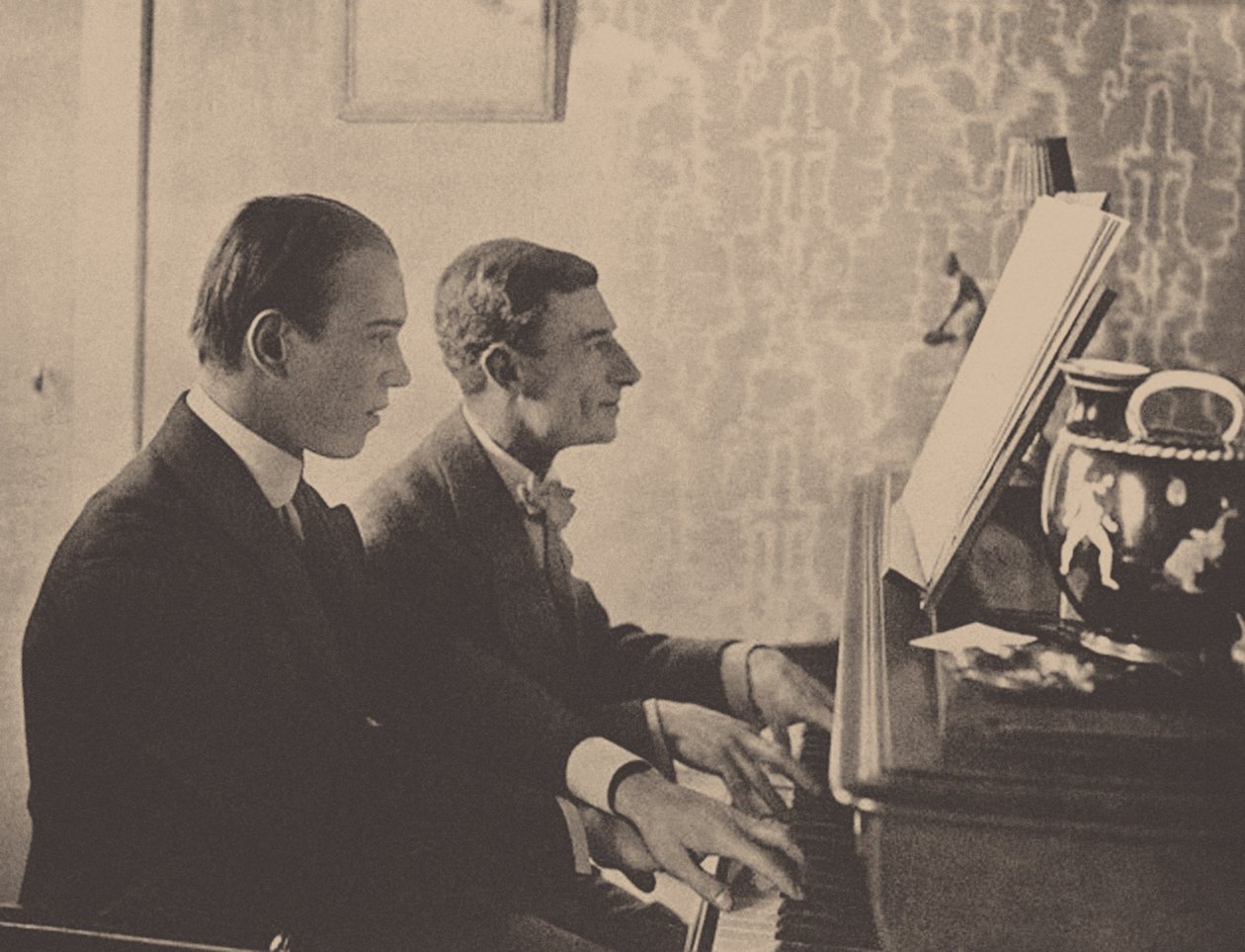 Nijinsky och Maurice Ravel vid pianot spelar ett partitur från Daphnis och Chloe, 1912 av Unbekannt