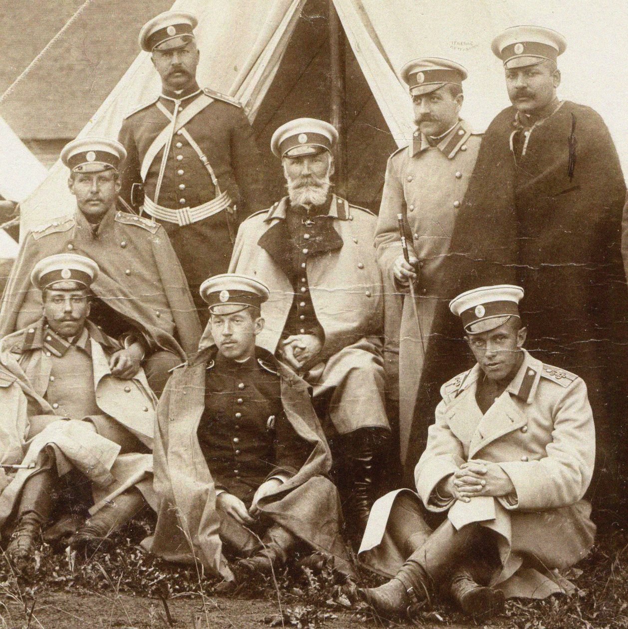 Nikolai Nikolaevich, prins Odoevsky-Maslov i mitten med officerarna från Life Guard Cava av Unbekannt