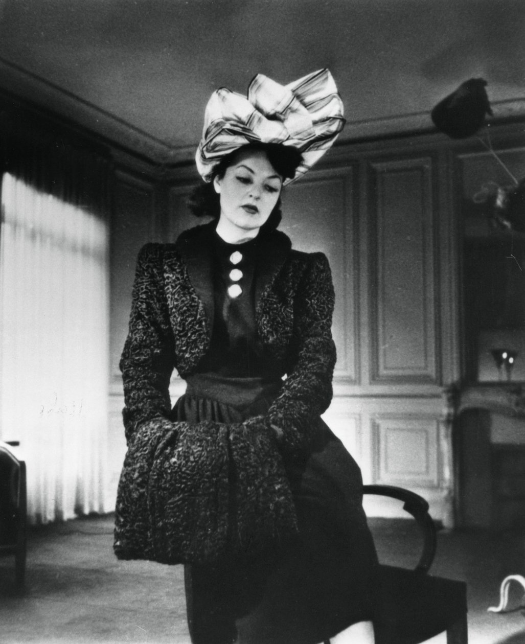 Nina Ricci-dräkten som bars av modemodellen Gabrielle, Frankrike, januari 1943 av Unbekannt