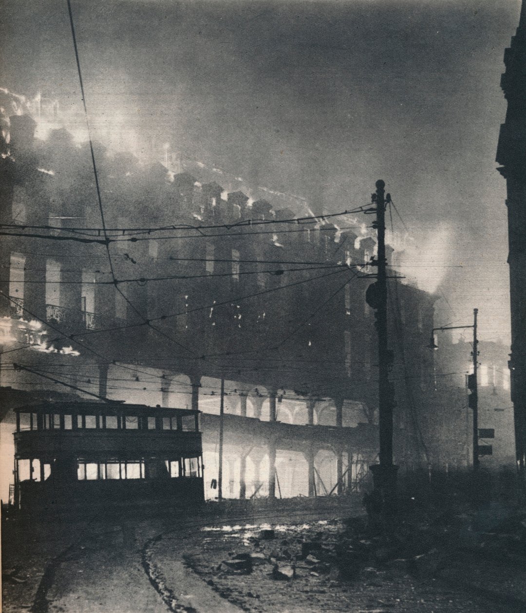 Nio timmars bombning. När Sheffields tur kom var det mitt på vintern. 1940 1942 av Unbekannt