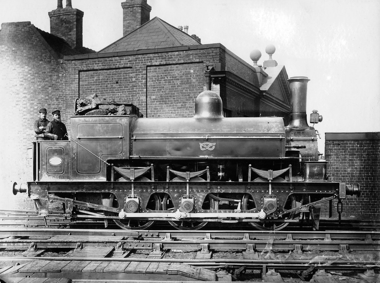North Staffordshire 0-6-0 ånglok med förare och brandman på fotplattan, 1800-talet av Unbekannt