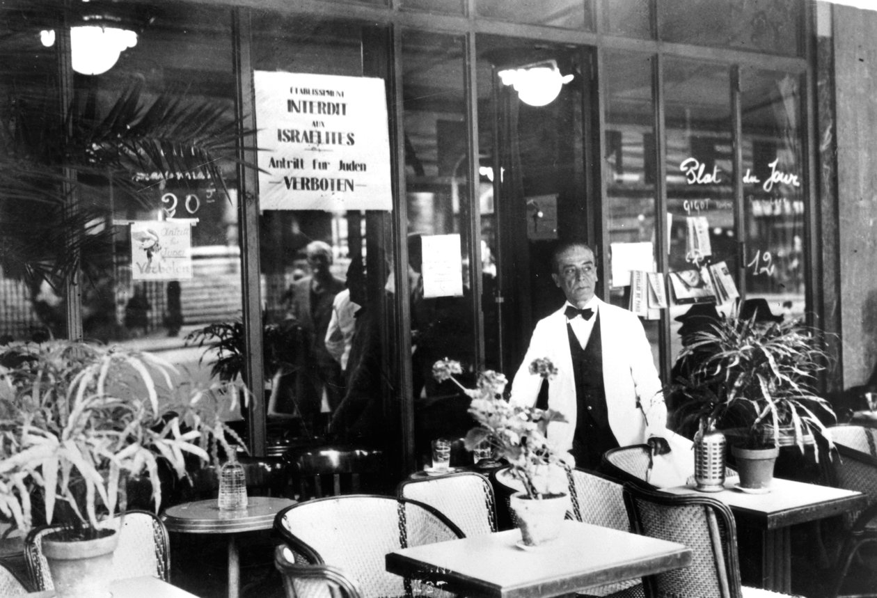 Meddelande i ett restaurangfönster som förbjuder judar att komma in i det tyskockuperade Paris, juli 1940 av Unbekannt