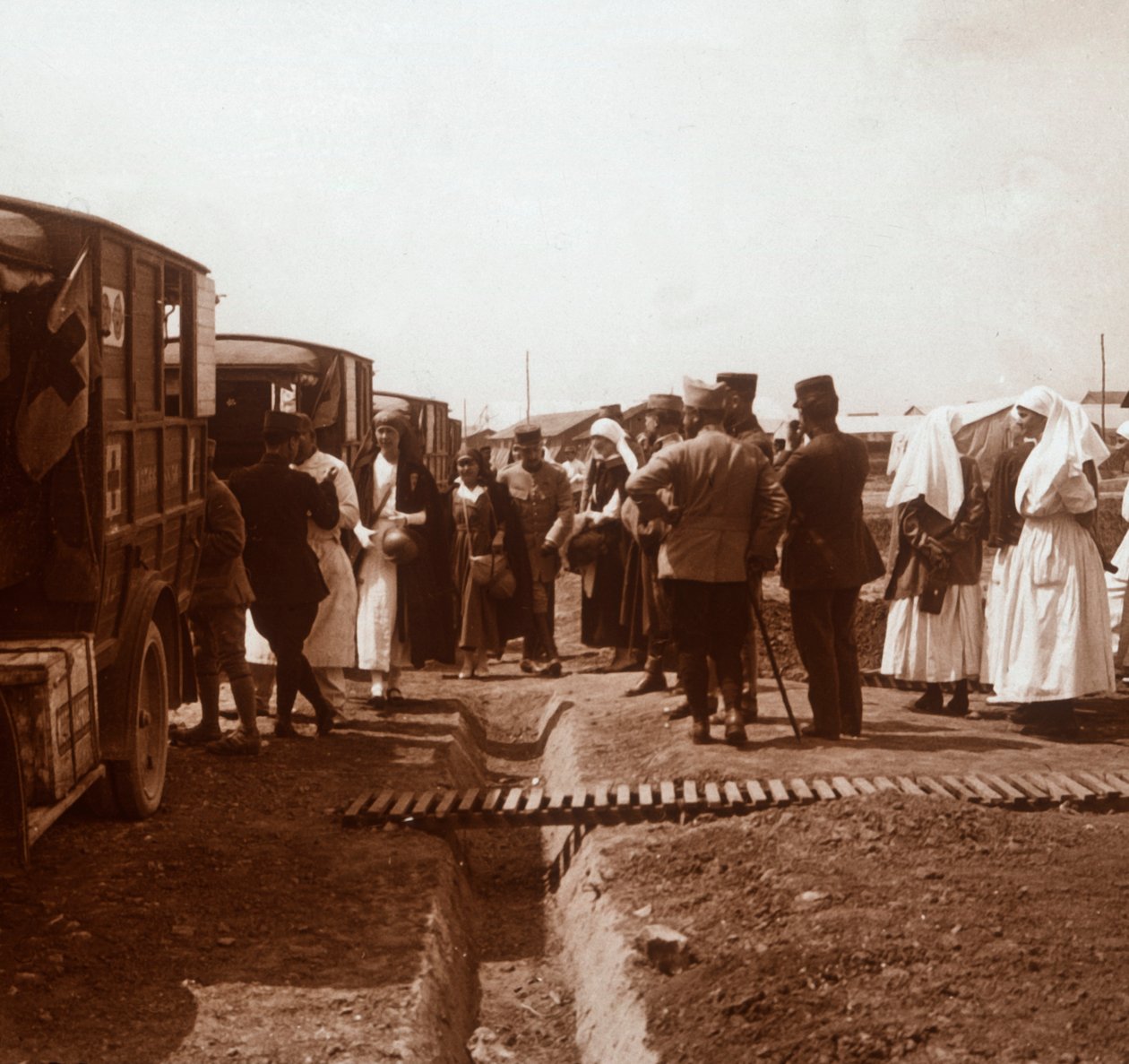 Sjuksköterskor och Röda Korsets ambulanser, c1914-c1918 av Unbekannt
