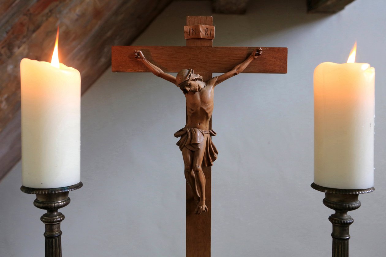 Obersteinbach, Bas-Rhin, Frankrike, le 29/5/2014 - Ljus och krucifix. Lutherska tempel. av Unbekannt