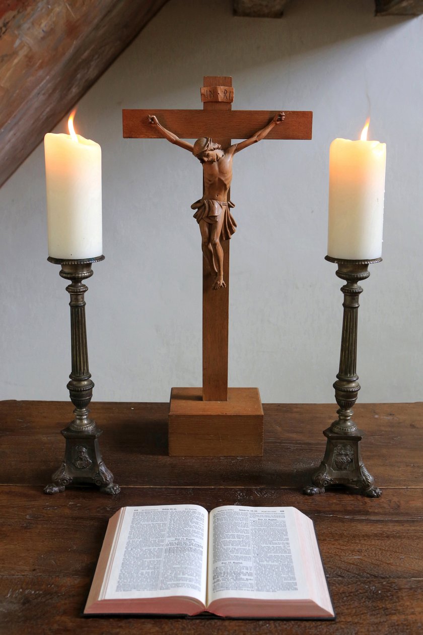 Obersteinbach, Bas-Rhin, Frankrike, le 29/5/2014 - Ljus, krucifix och bibel. Lutherska tempel. av Unbekannt