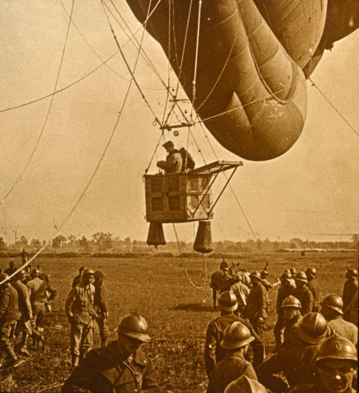 Observation av fiendens positioner från en spärrballong, c1914-c1918 av Unbekannt