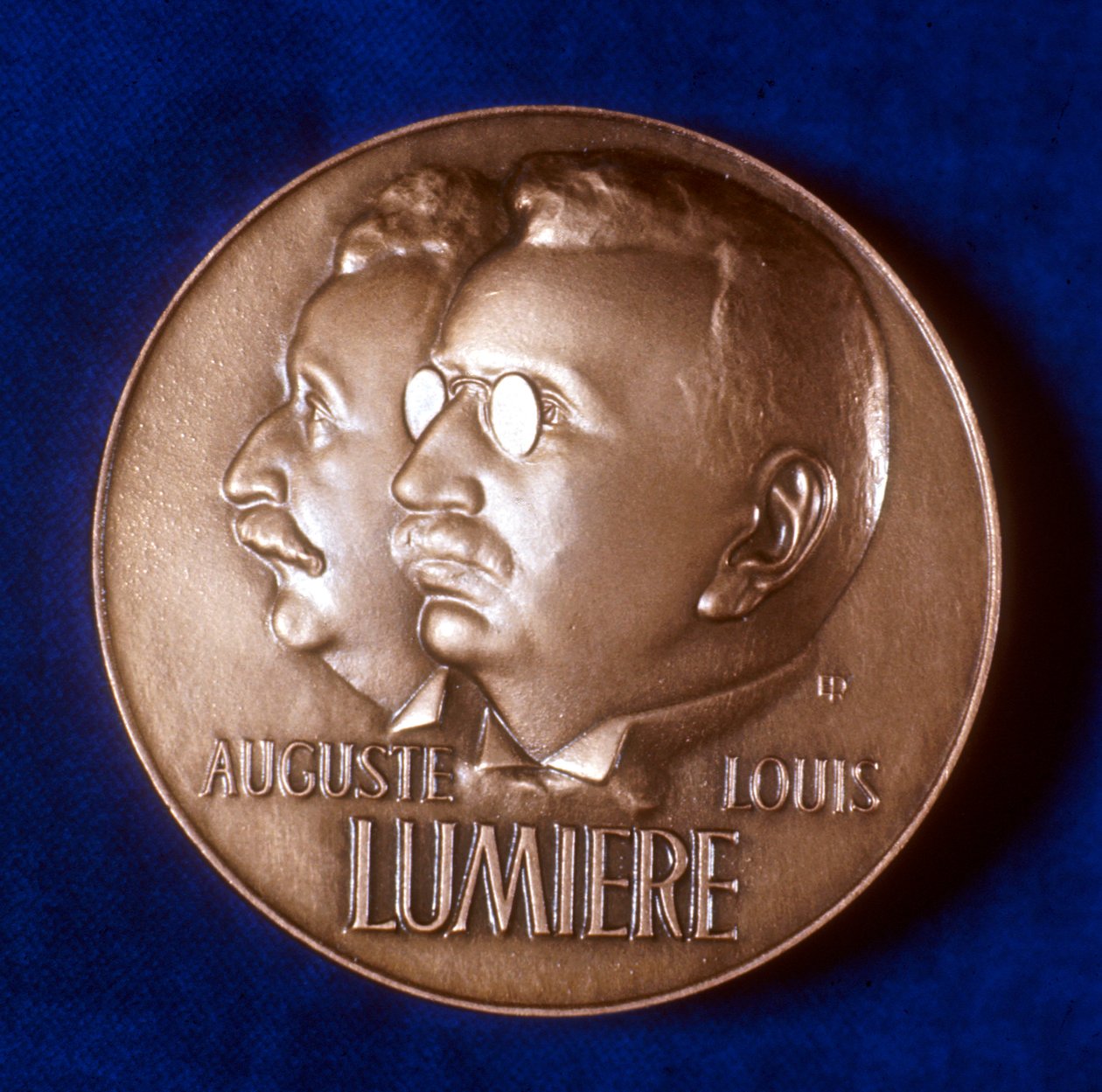 Framsidan av medalj till minne av 50 år av filminspelning av bröderna Lumiere, 1945 av Unbekannt