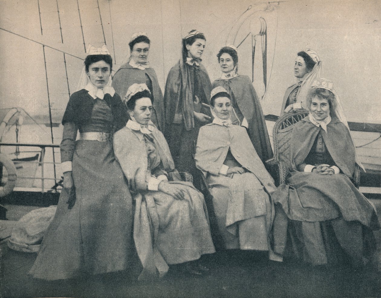 Ut i kriget! Sjuksköterskor på en liner på väg till Kapstaden, c1900. av Unbekannt
