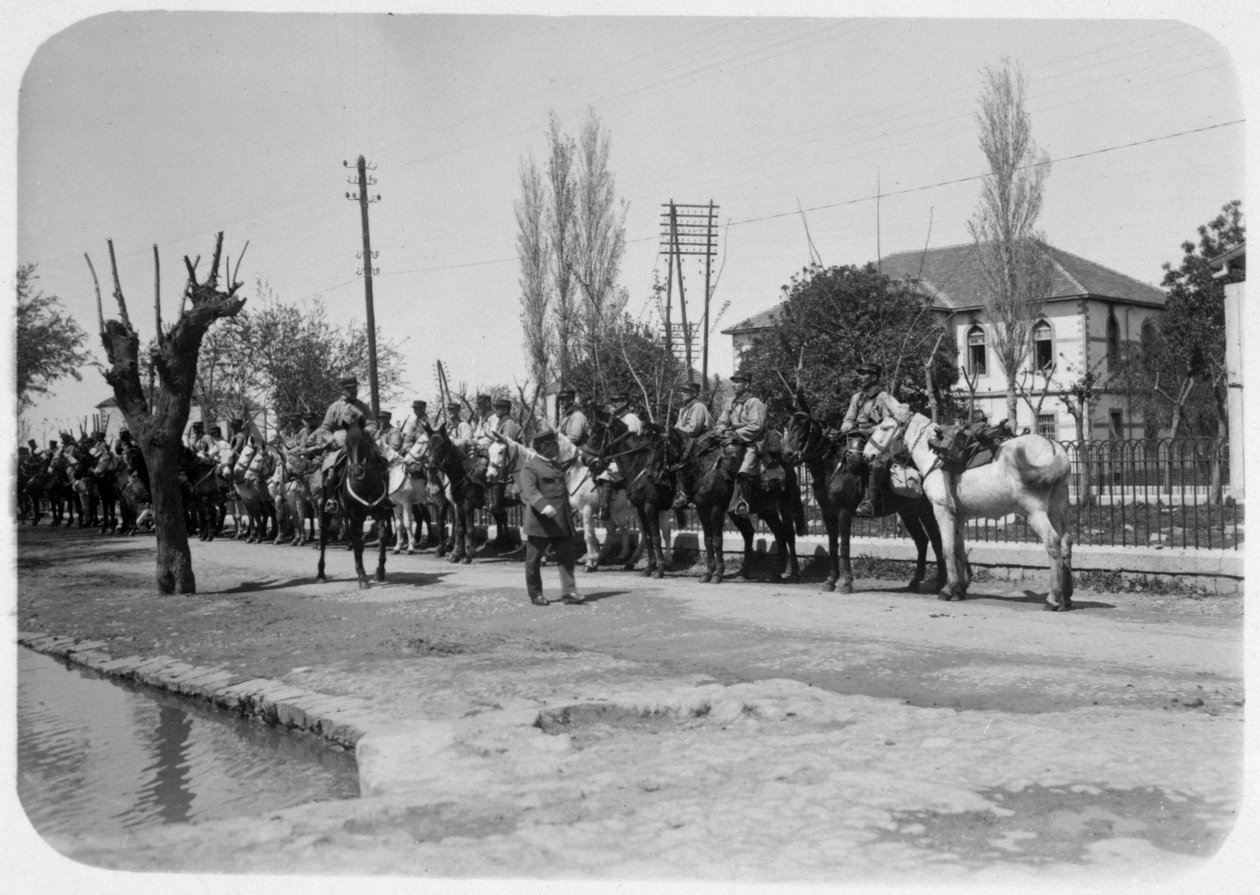 Officer inspekterar en beriden avdelning av den franska främlingslegionen, Syrien, 1900-talet av Unbekannt
