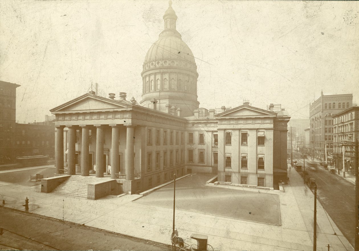 Old Courthouse seen looking west from the third story window of a building across the street av Unbekannt