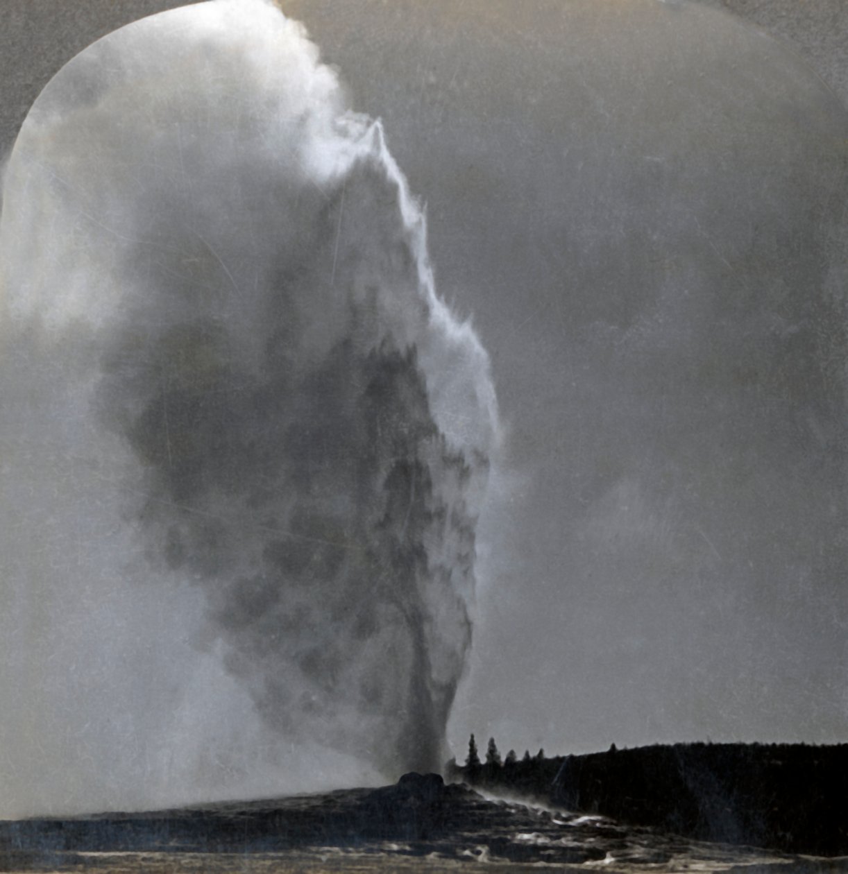 Old Faithful, Queen of Geysers, Yellowstone National Park, Wyo., U.S.A., 1904. av Unbekannt