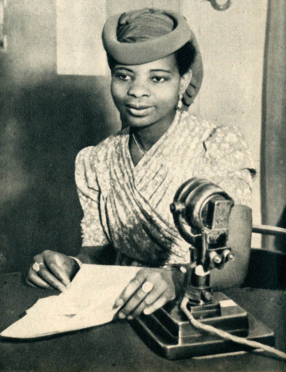 Omoba Adenrele Ademola, dotter till Alake från Abeokuta, Nigeria, ringer till Västafrika, 1942. av Unbekannt