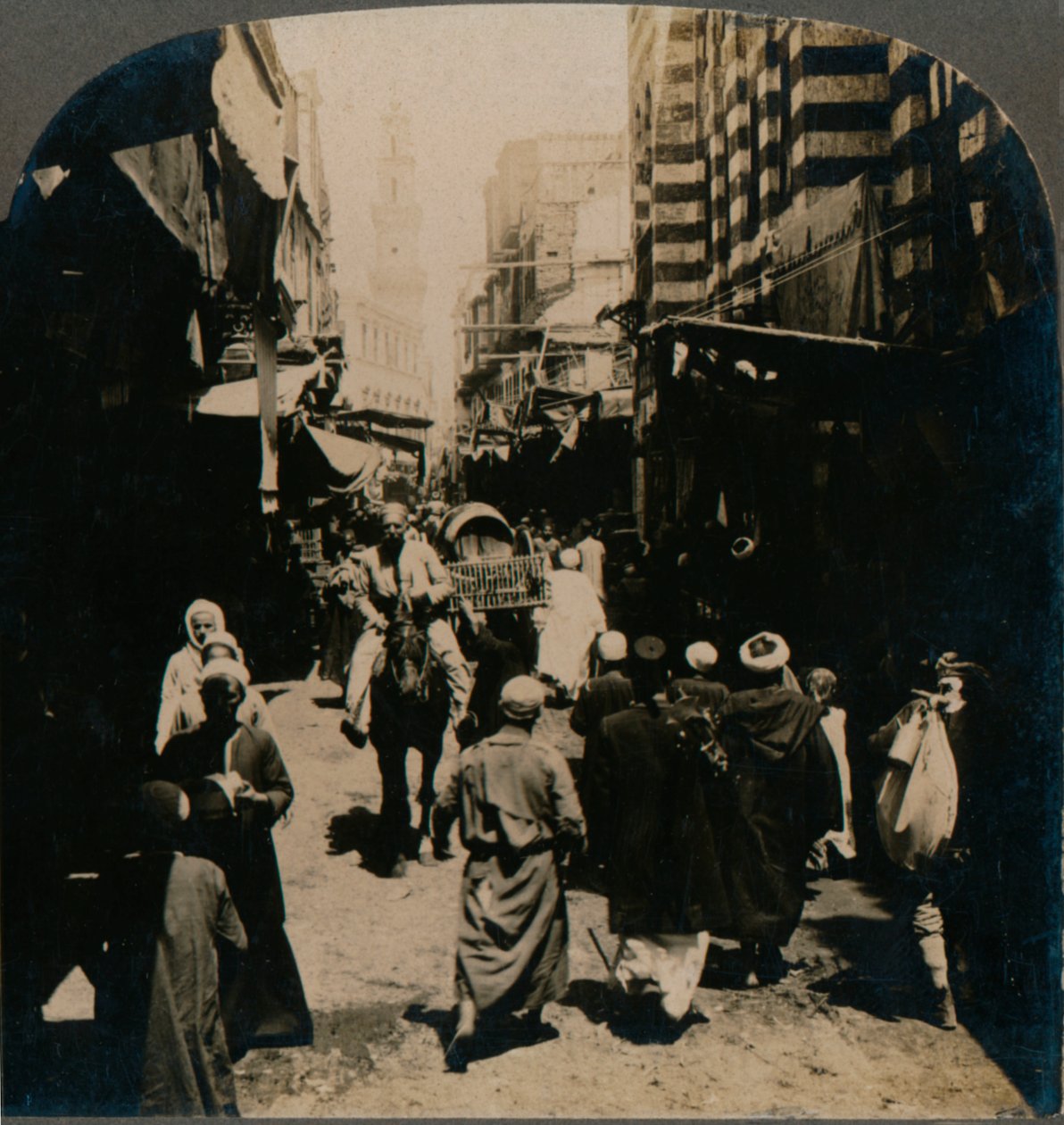 På El Choir, en smal gata i Arab Bazaar Quarter i Kairo, Egypten, 1903 av Unbekannt