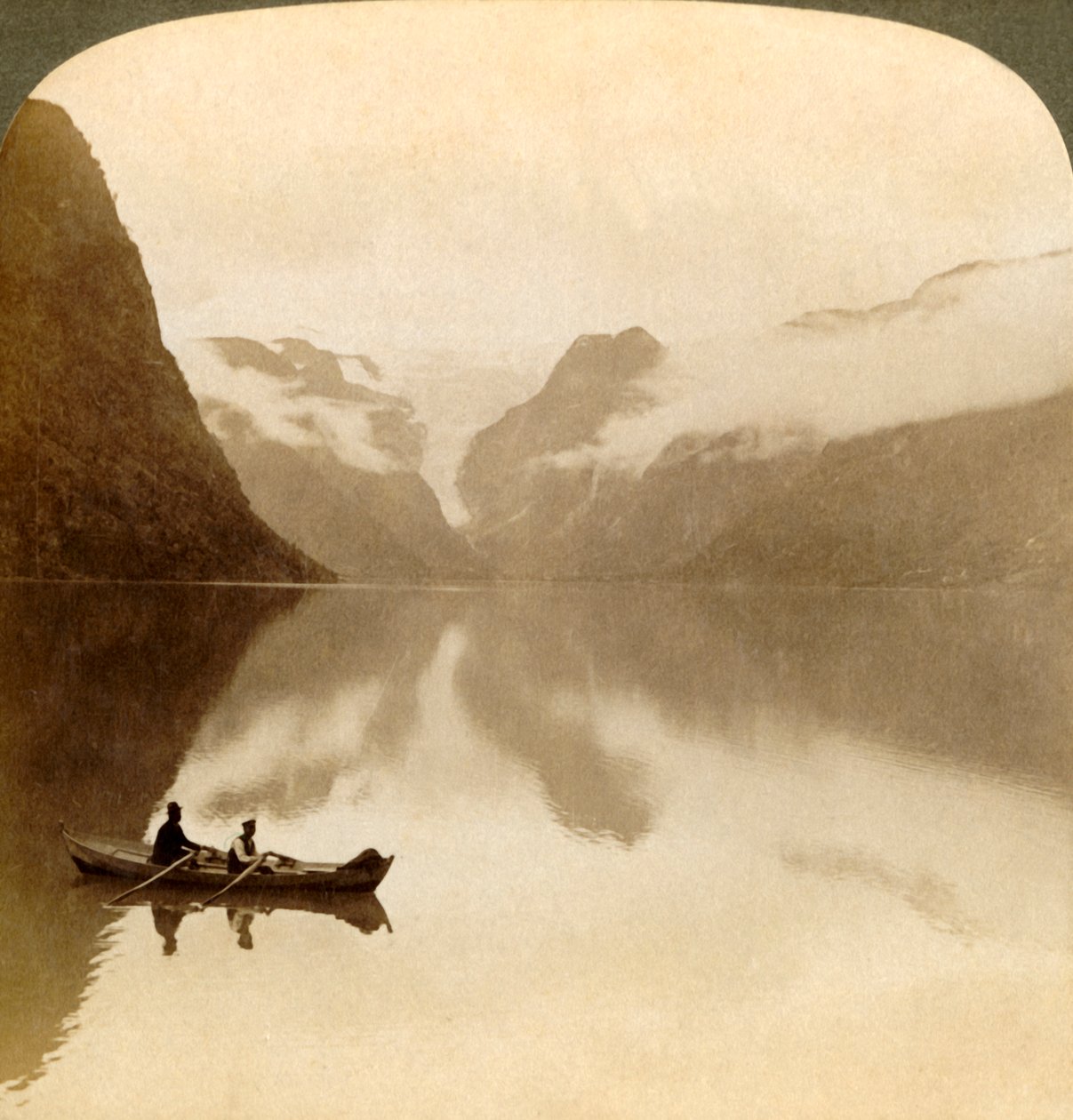 Vid den dystra sjön Olden, mellan molntäckta berg, till Maelkevoldglaciären, Norge, 1905. av Unbekannt