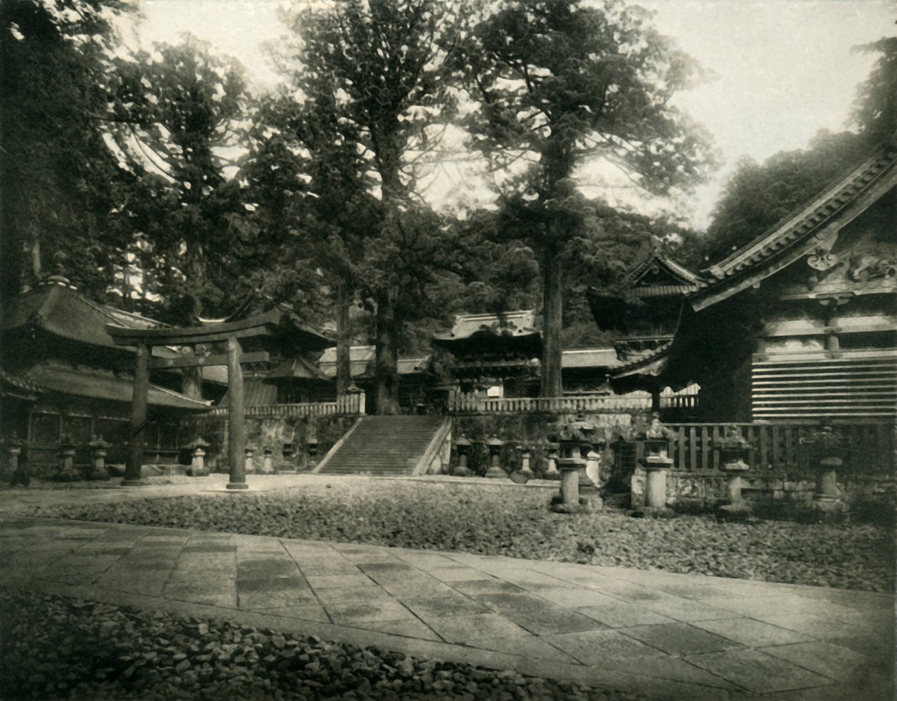 Ett av många tempel i Nikko, Japan, en pilgrimsplats för heliga helgedomar, 1936. av Unbekannt