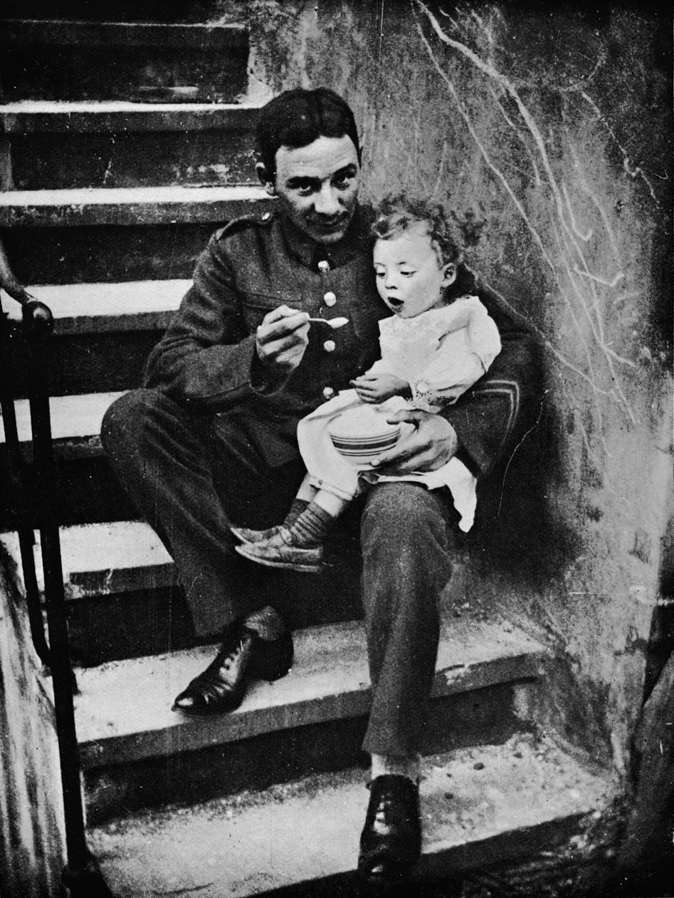 En av den nya armén som gjorde sig användbar i sitt kvarter 1915 av Unbekannt