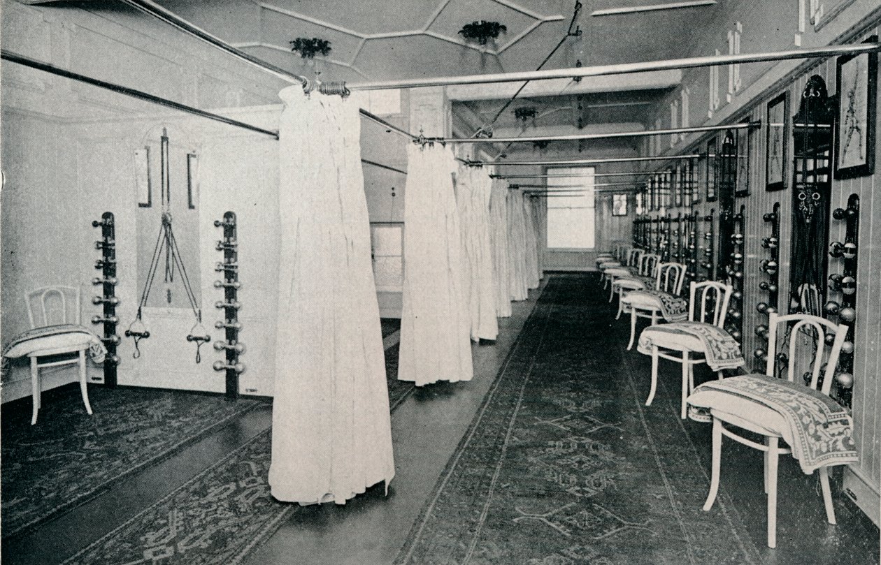 En av de rymliga motionssalarna, c1898 av Unbekannt