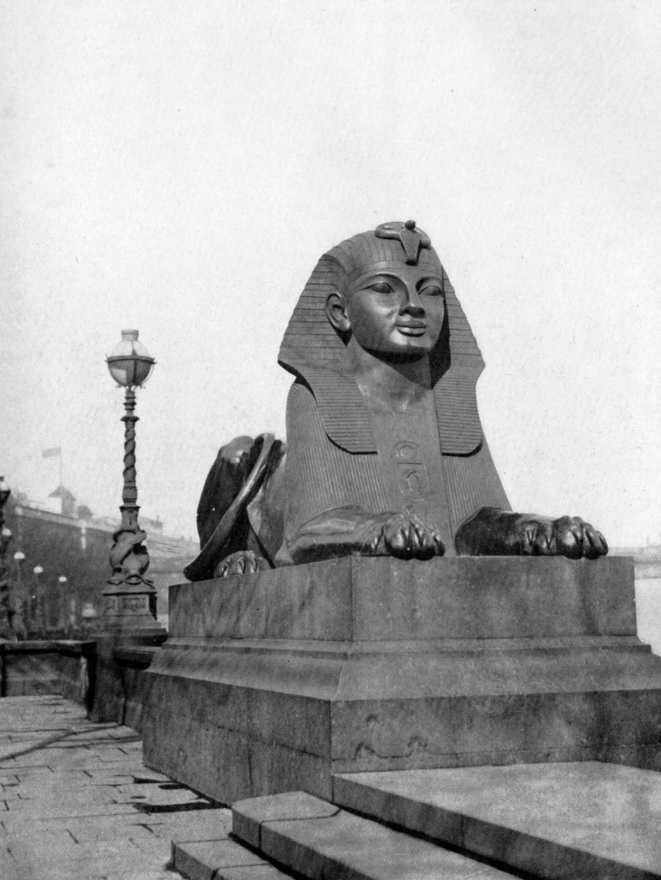 En av sfinxerna, Victoria Embankment, London, 1924-1926 av Unbekannt