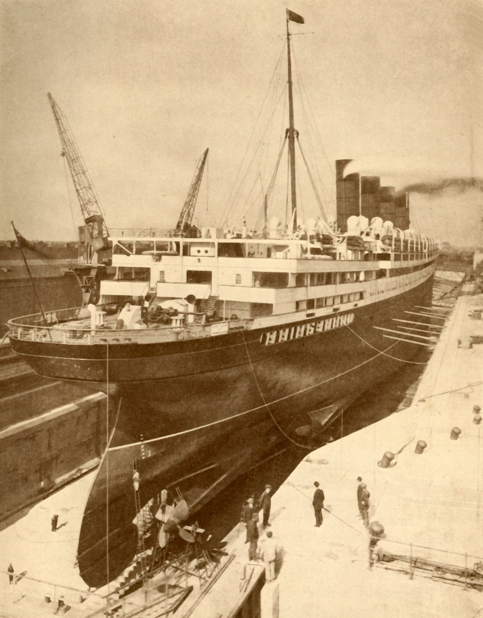 Översyn av en stor liner i en graving docka i Liverpool, c1930. av Unbekannt