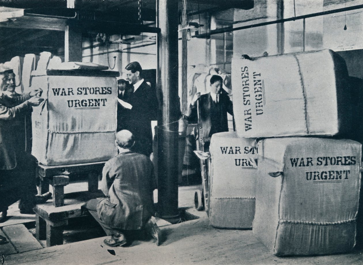 Packning av khakibalarna för leverans till regeringen, c1914 av Unbekannt
