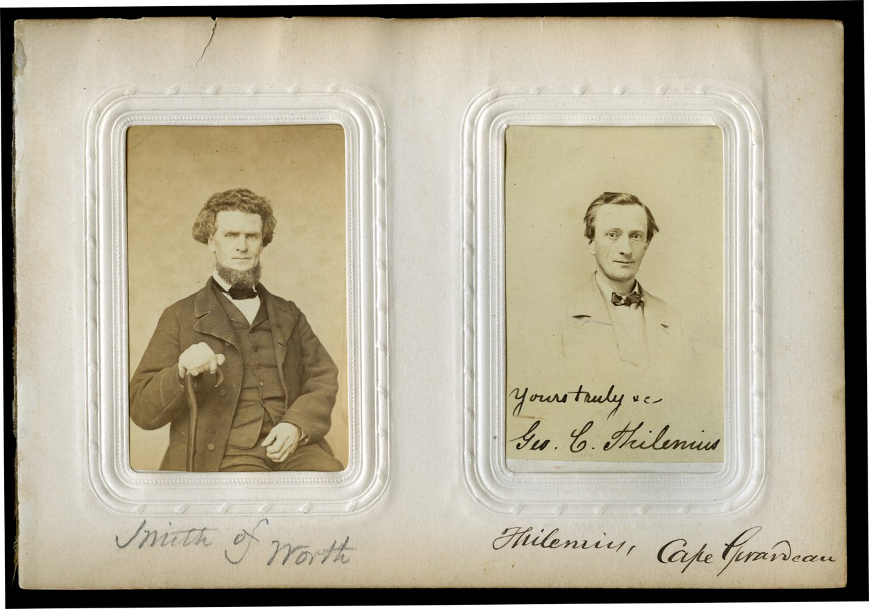 Sida femton på albumet med ett halvlångt porträtt av Eli Smith (vänster) och ett bystporträtt av George C. Thilenius (höger). Smith of Worth och Thilenius, Cape Girardeau (skriven på skivsidan).  Smith var en delegat från Worth County (12: e senatoriet av Unbekannt