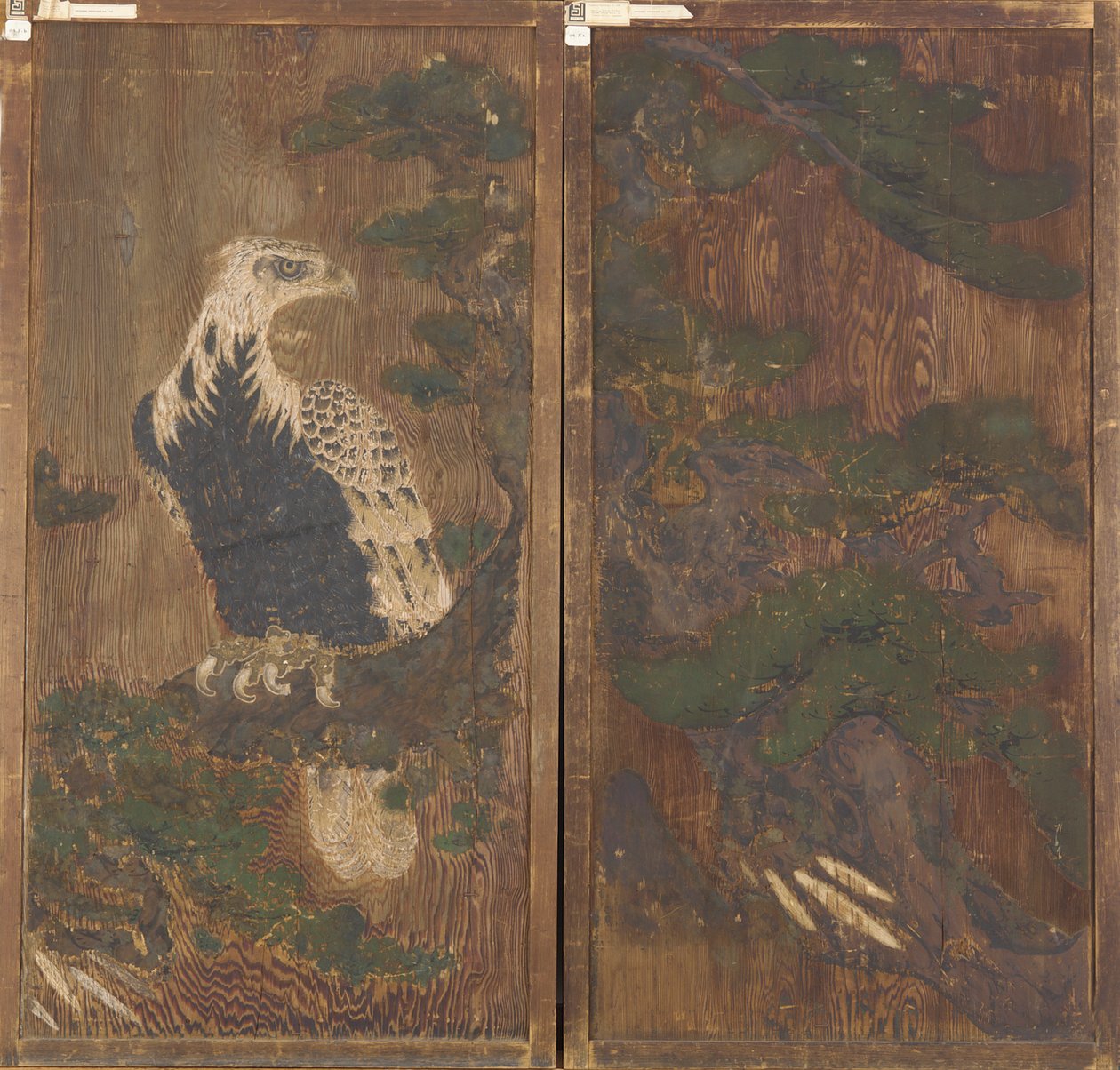 Dörrpar med örn på en tall på ena sidan..., Momoyama-period, 1600-talet. av Unbekannt