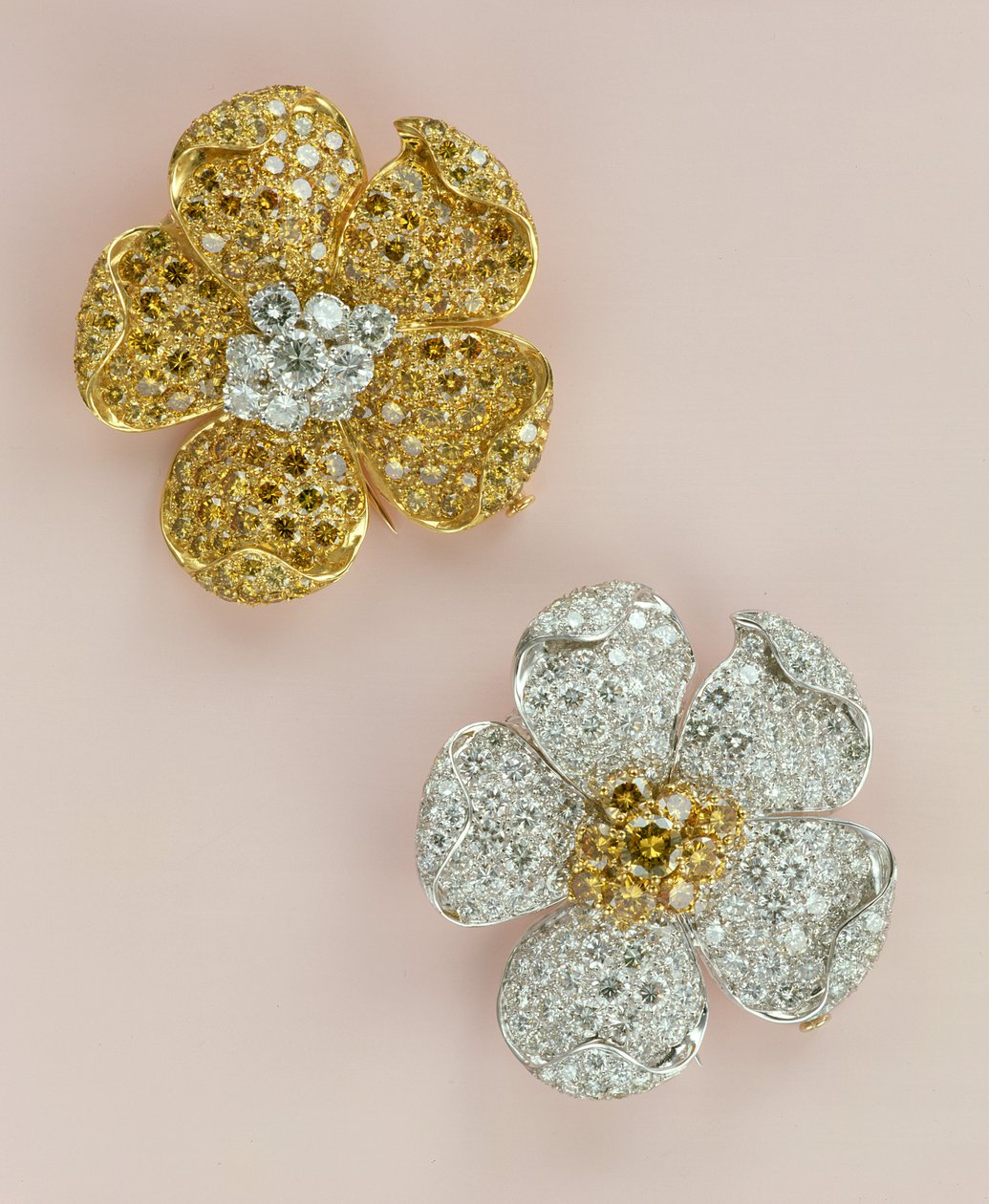 Ett par broscher med blomhuvuden (diamant) av Unbekannt