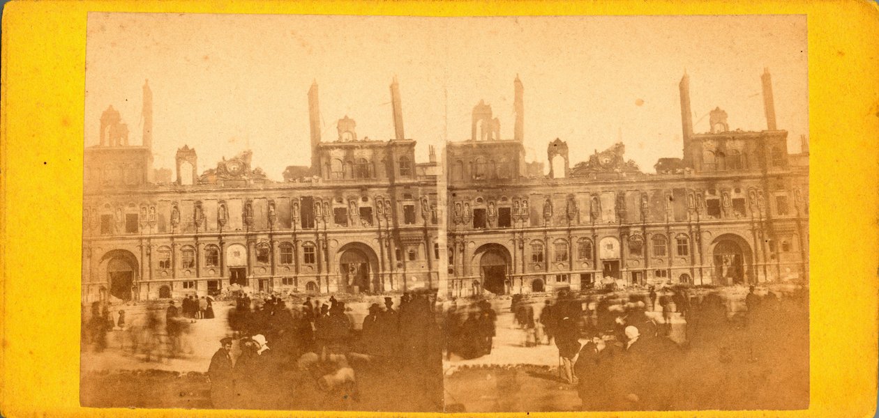 Paris Commune (1871): utsikt över Hotel de Ville efter branden i maj 1871. Anonym fotografering. Tryck på kartong Dim. 17x8 cm av Unbekannt