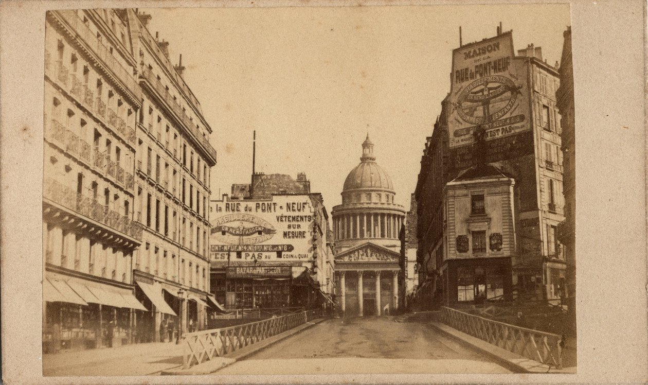 Paris Commune (1871): utsikt över Pantheon och rue Soufflot (stora skyltar främjar Maison de la rue du Pont Neuf). Anonym fotografering. Tryck på kartong Storlek 10x6 cm av Unbekannt