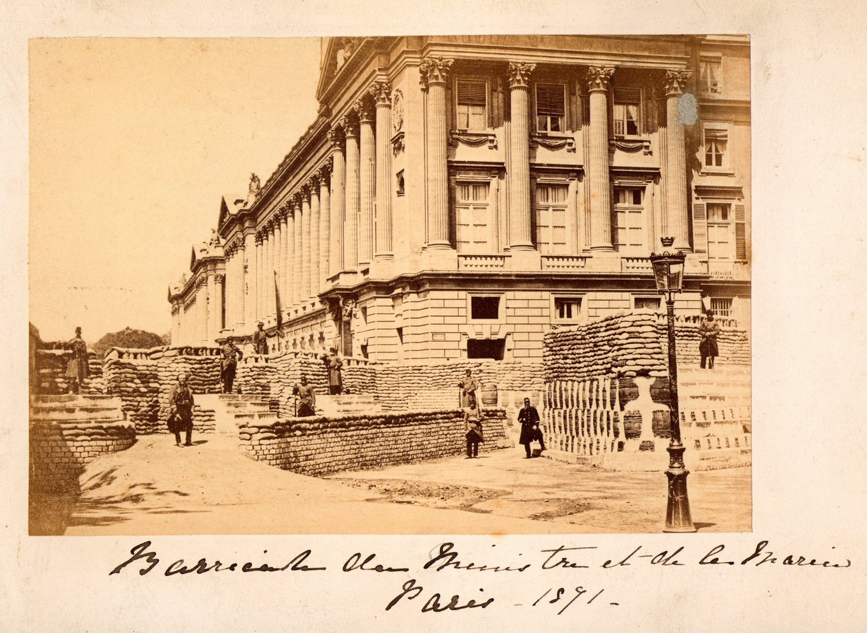 Paris Commune (1871): utsikt över barrikaden på Place de la Concorde framför marinministeriet (Hotel de la Marine eller även Hotel du Garde Meuble) i Paris. Anonym fotografering. Tryck på kartong Dim. 22x14 cm av Unbekannt