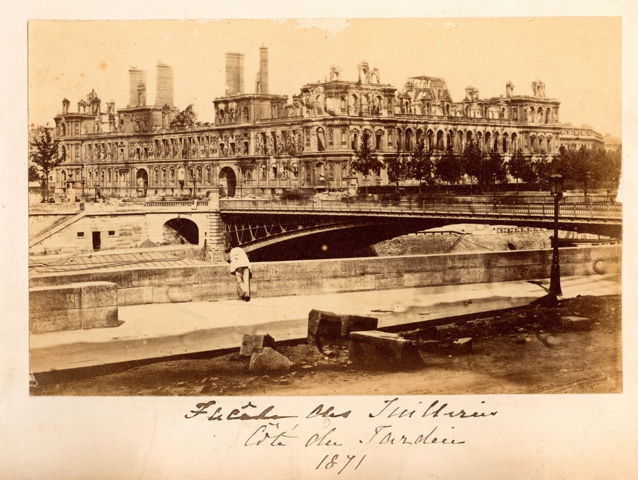 Paris Commune (1871): utsikt över bron Arcole och Hotel de Ville efter branden i maj 1871. Anonym fotografering. Skriv ut på kartong av Unbekannt