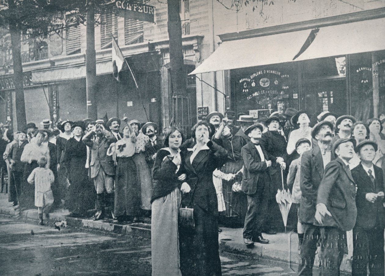 Paris folkmassa tittar på ett av de tyska flygplanen som flyger över staden, c1914 av Unbekannt