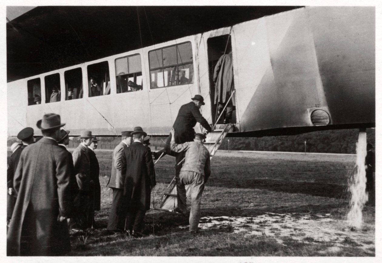 Passagerare som går ombord på Zeppelin LZ 11 Viktoria Luise, c1912-1914 1933 av Unbekannt