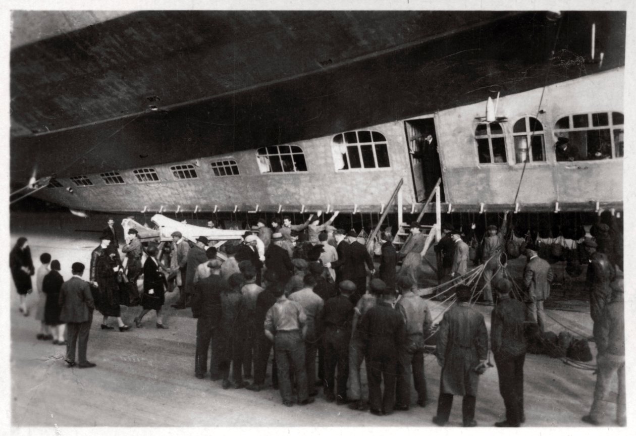Passagerare som går ombord på Zeppelin LZ 127 Graf Zeppelin, 1933 av Unbekannt