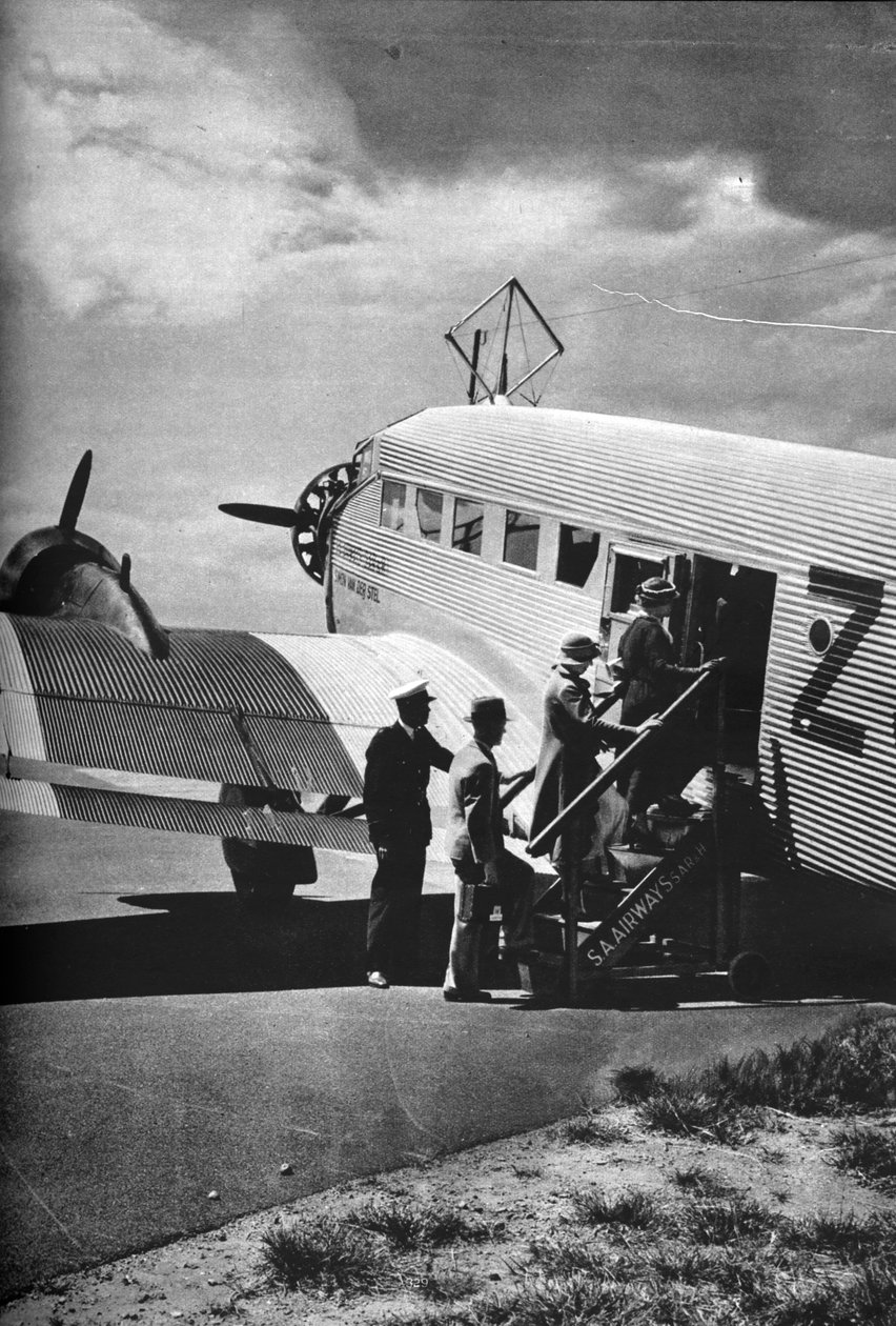 Passagerare som går ombord på ett av South African Airways Junkers flygplan, c1936 c1937 av Unbekannt