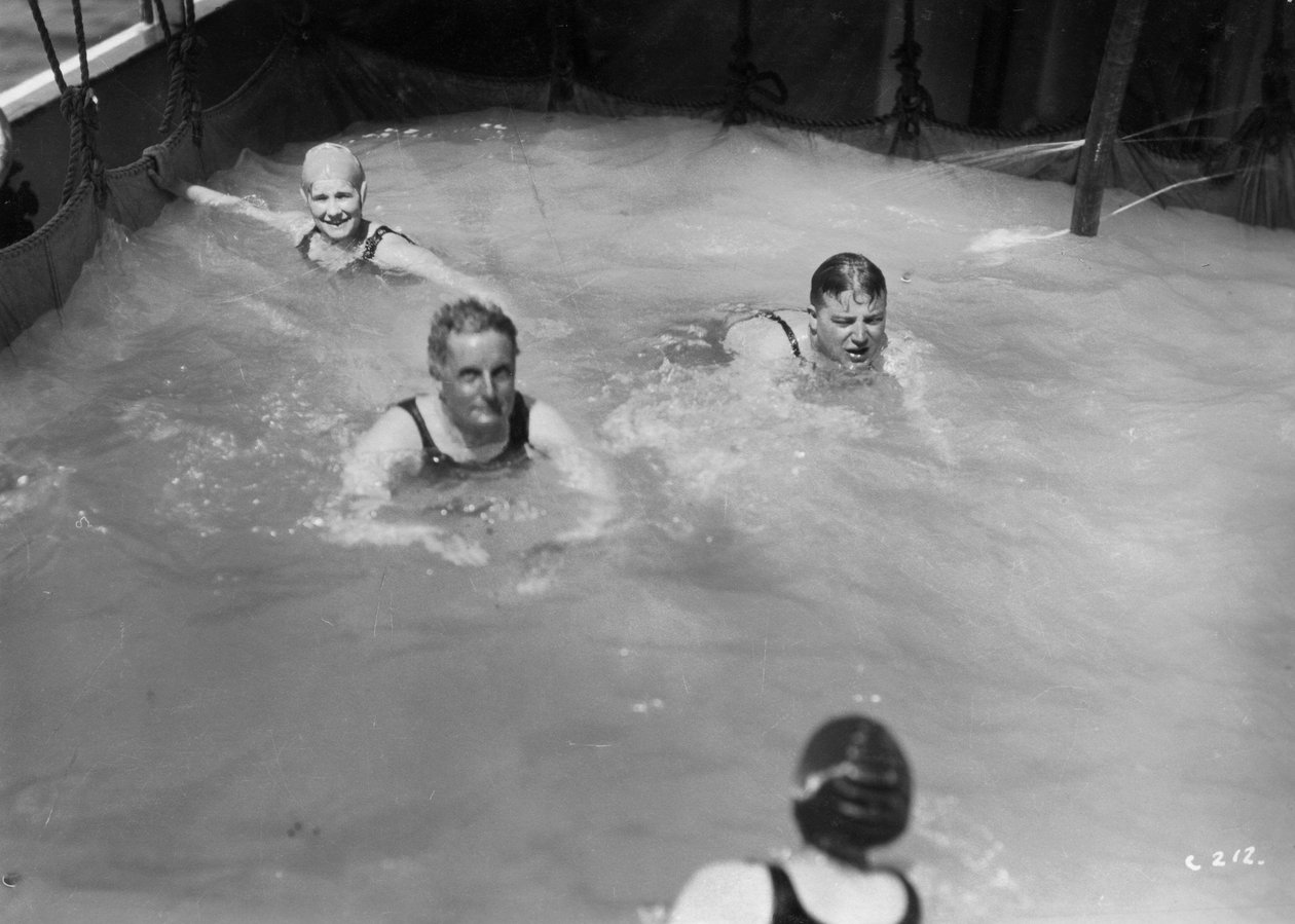 Passagerare i poolen ombord på ett kryssningsfartyg, c1920-c1930s av Unbekannt
