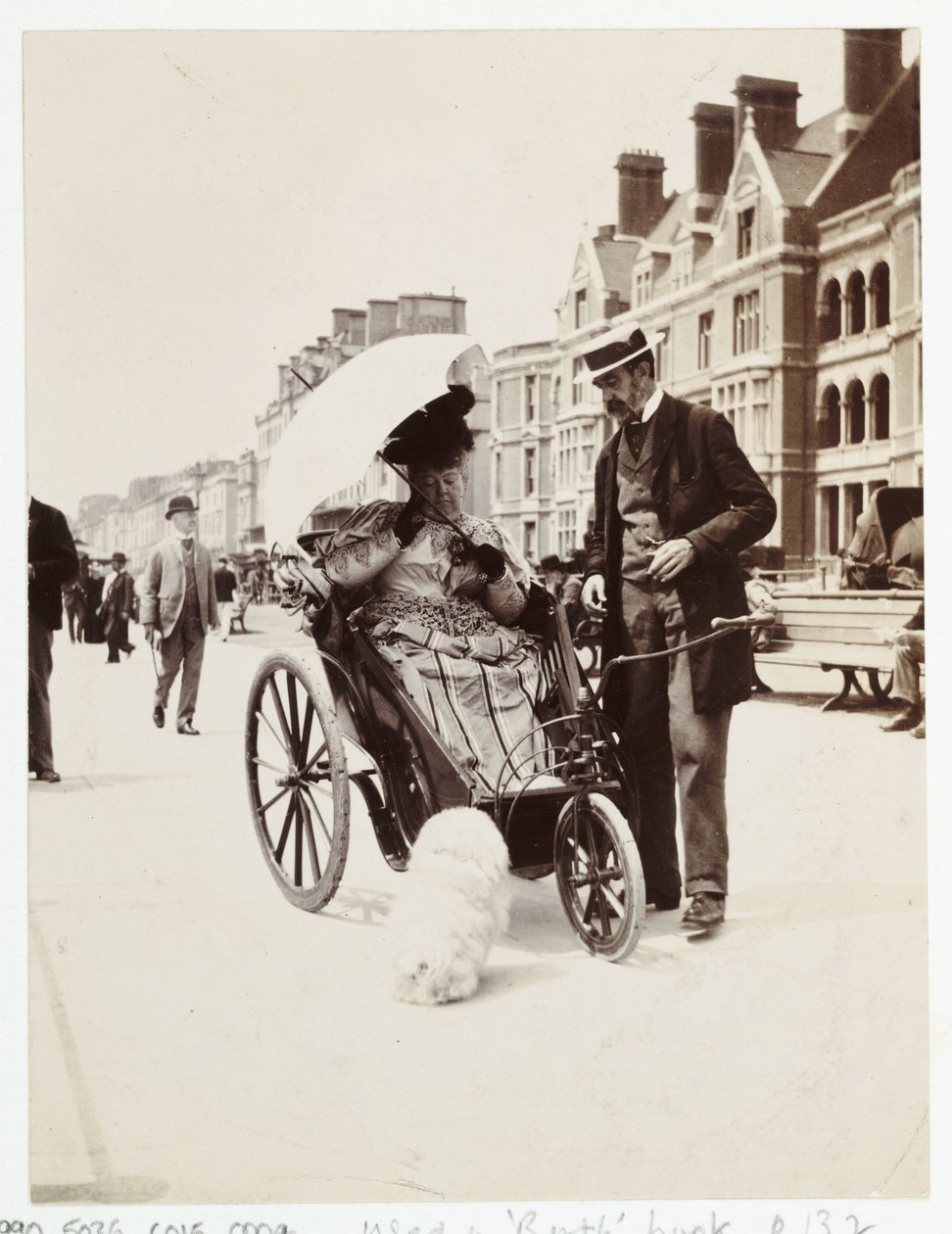 Patientvård, rullstol Kvinna i badstol, ca 1900 av Unbekannt