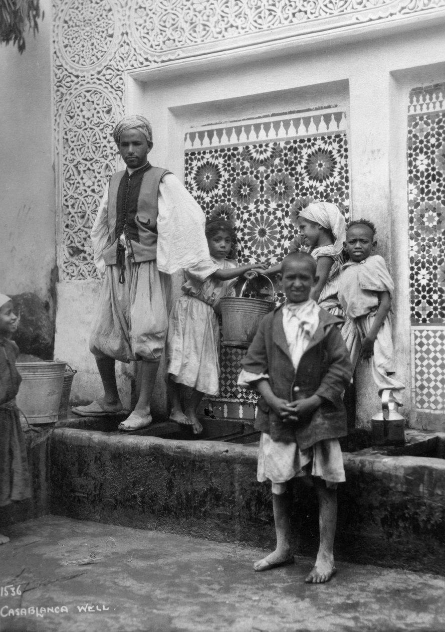 Människor vid en brunn, Casablanca, Marocko, c1920-c1930s av Unbekannt
