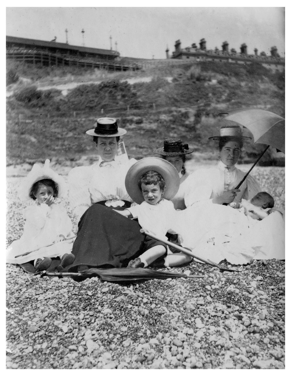 Människor på en strand, c1890-1909 av Unbekannt