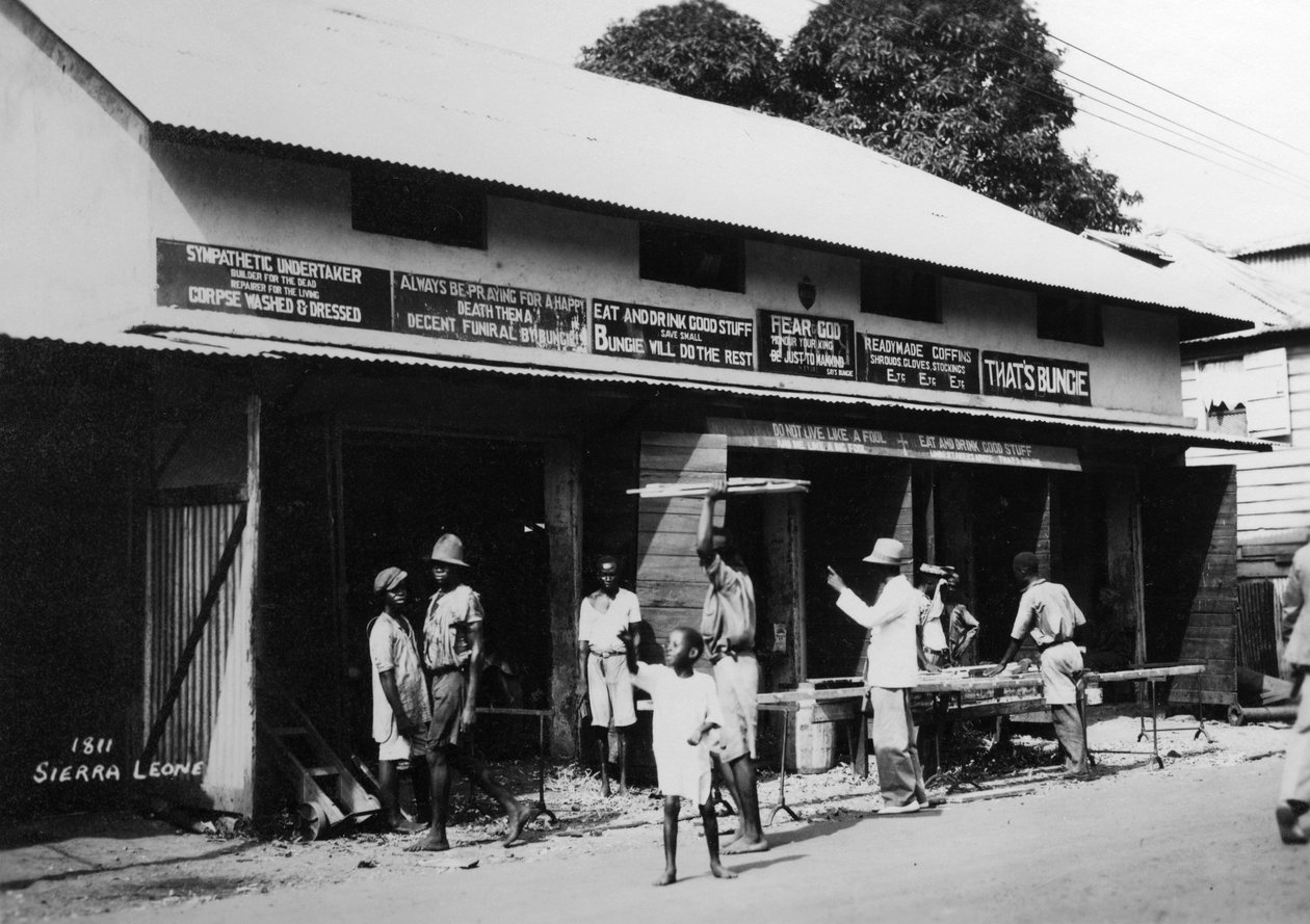 Människor utanför en begravningsplats, Sierra Leone, 1900-talet av Unbekannt