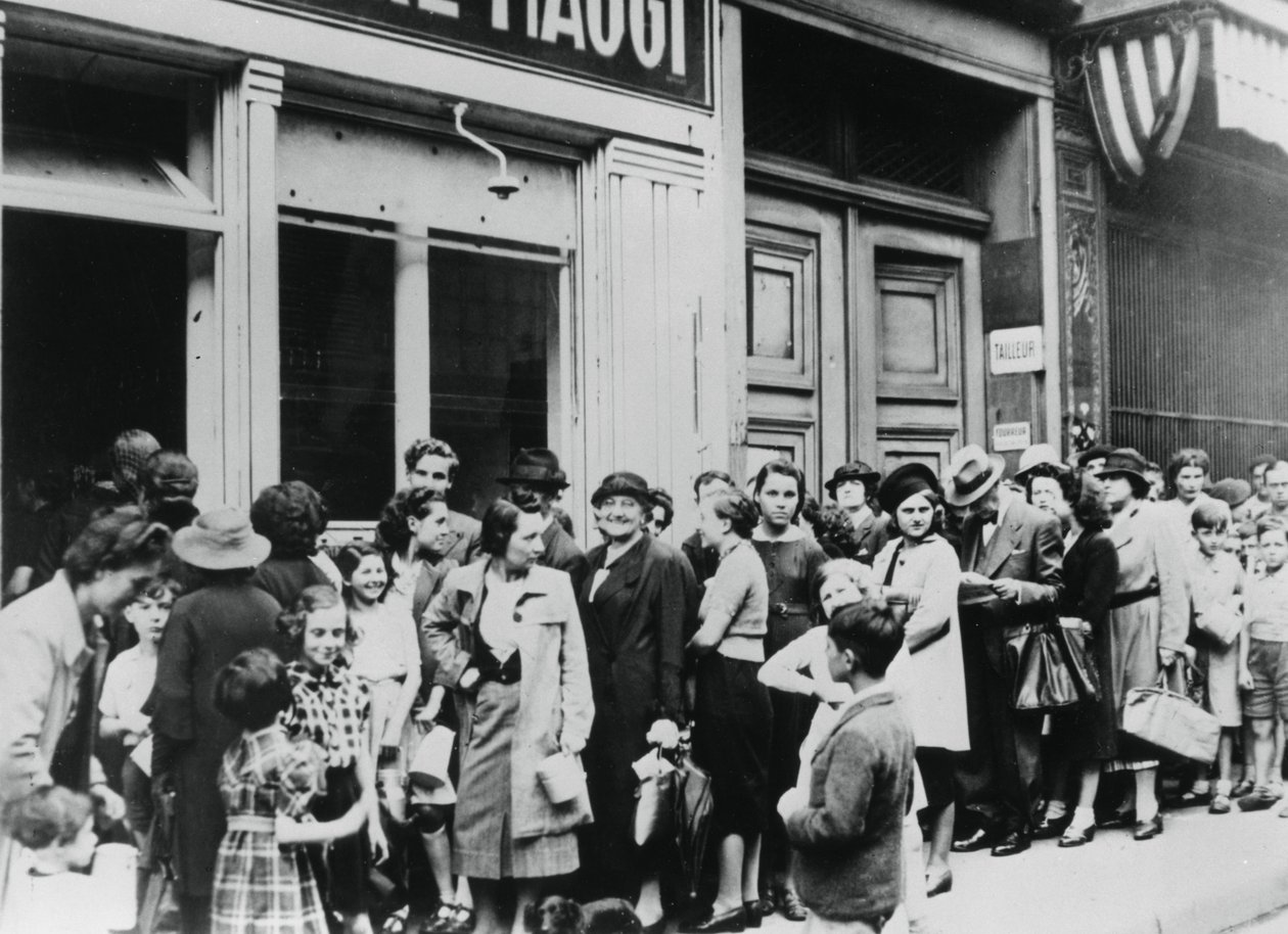Människor i kö utanför en mejeributik, tyskockuperade Paris, 26 juli 1940 av Unbekannt