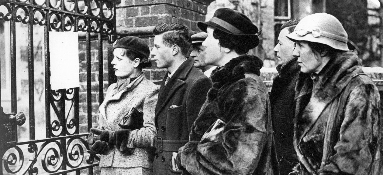 Människor som läser bulletinerna om King George Vs senaste sjukdom, 1935 av Unbekannt