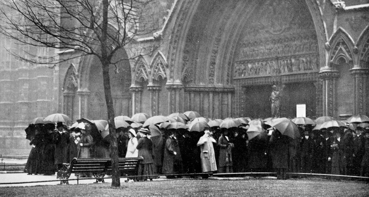 Människor som väntar i regnet för att delta i en gudstjänst i Westminster Abbey, London, 1910 av Unbekannt