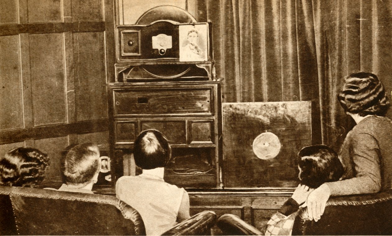 Människor som tittar på en tidig tv-sändning, c1930, 1933. av Unbekannt