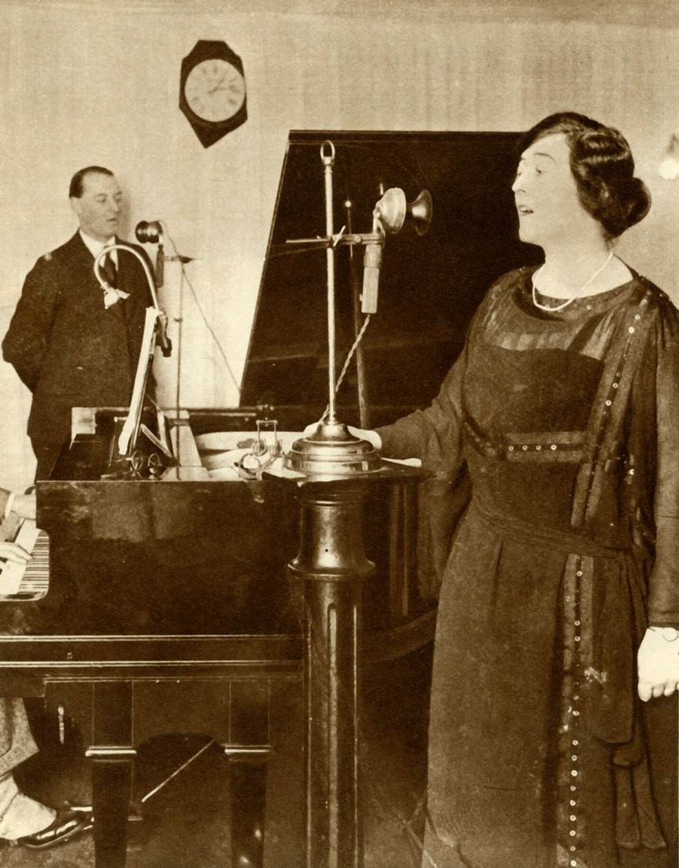 Skådespelare som sjunger en duett i en av studiorna på 2LO, Savoy Hill, London, 1923, 1935. av Unbekannt